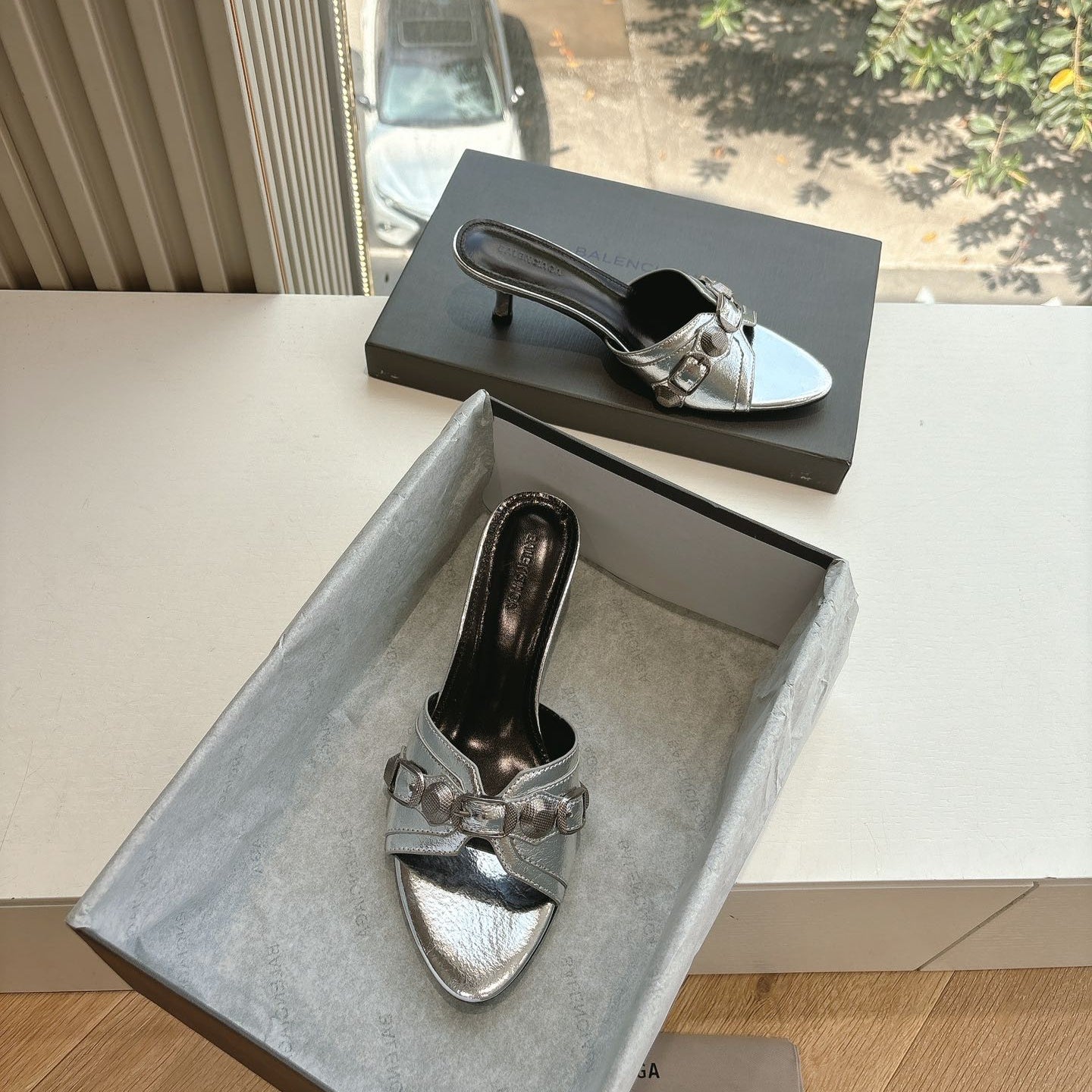 CAGOLE MID-HEEL MULES IN SILVER METALLIC CALFSKIN