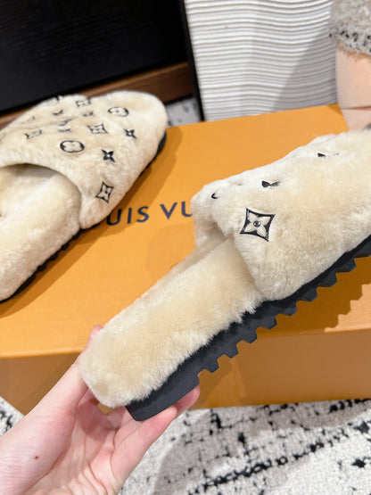 SLIPPER IN PEANUT BROWN WOOL WITH BLACK LOGO