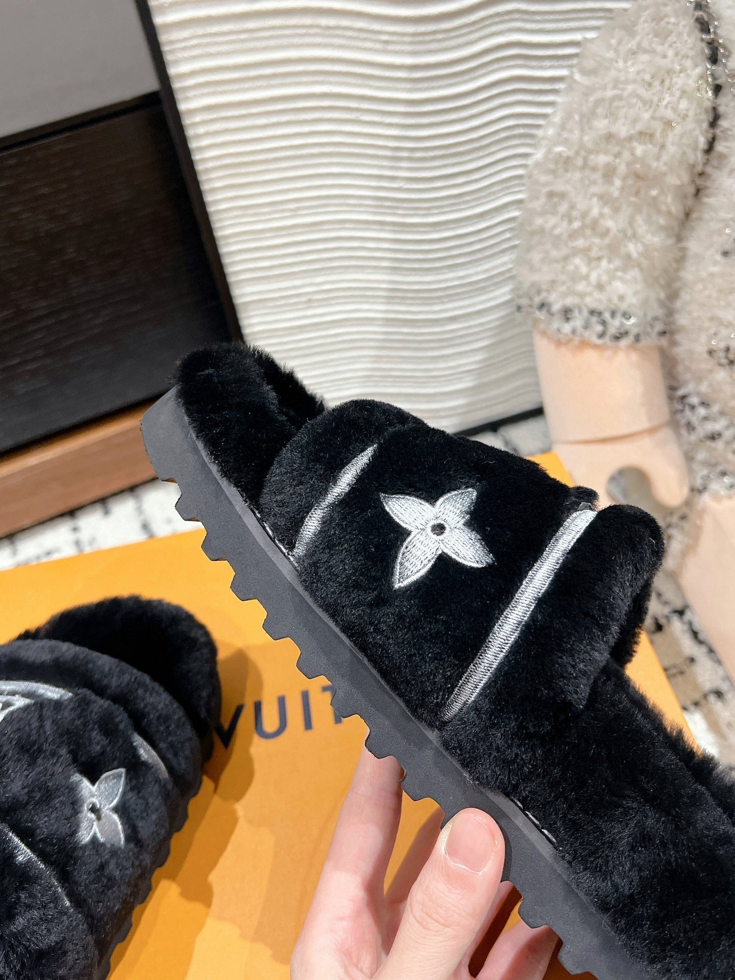 SLIPPER IN BLACK MIX WHITE FLEECE