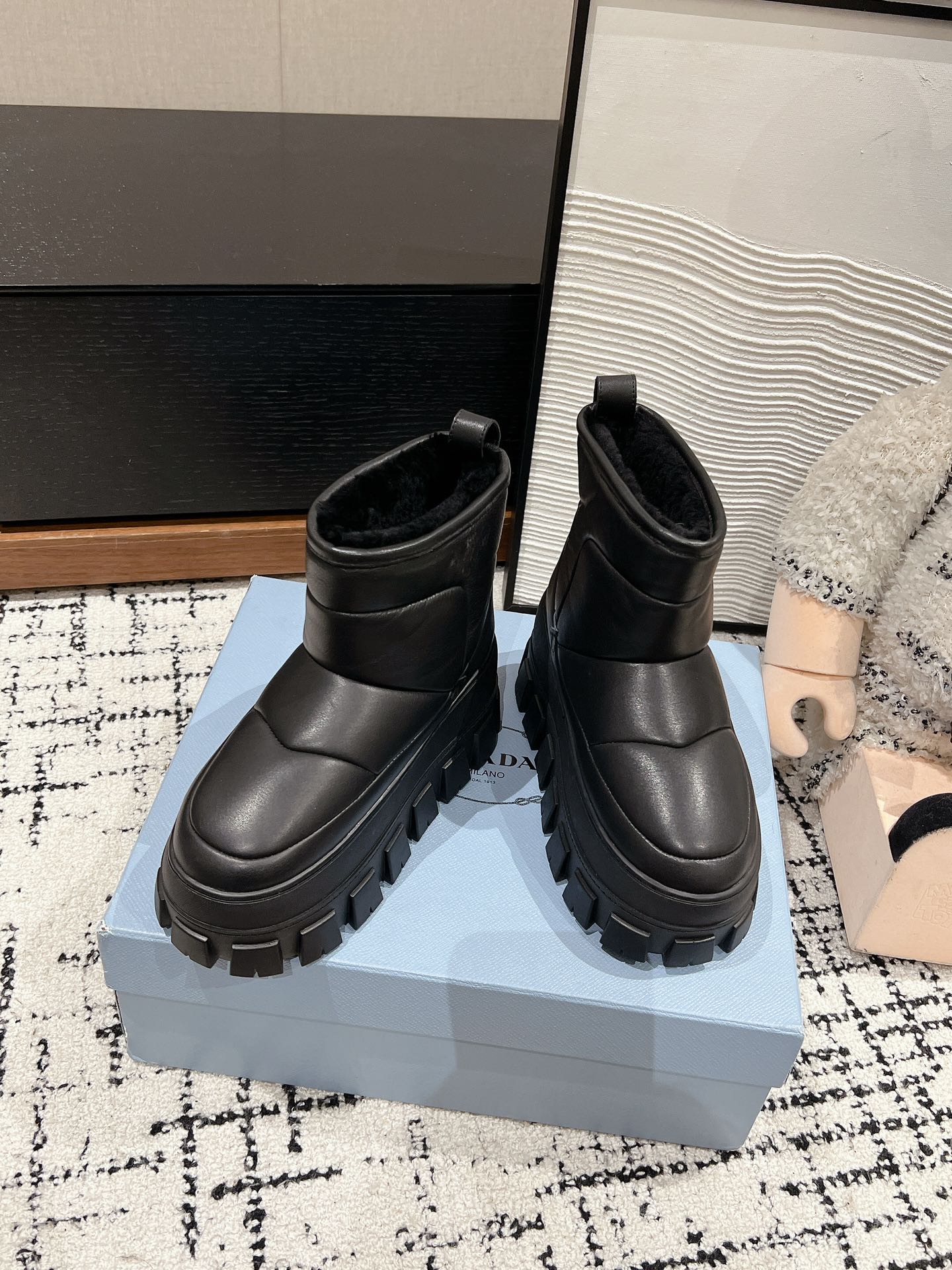MONOLITH ANKLE BOOTS IN BLACK CALFSKIN AND LAMB FUR LINING