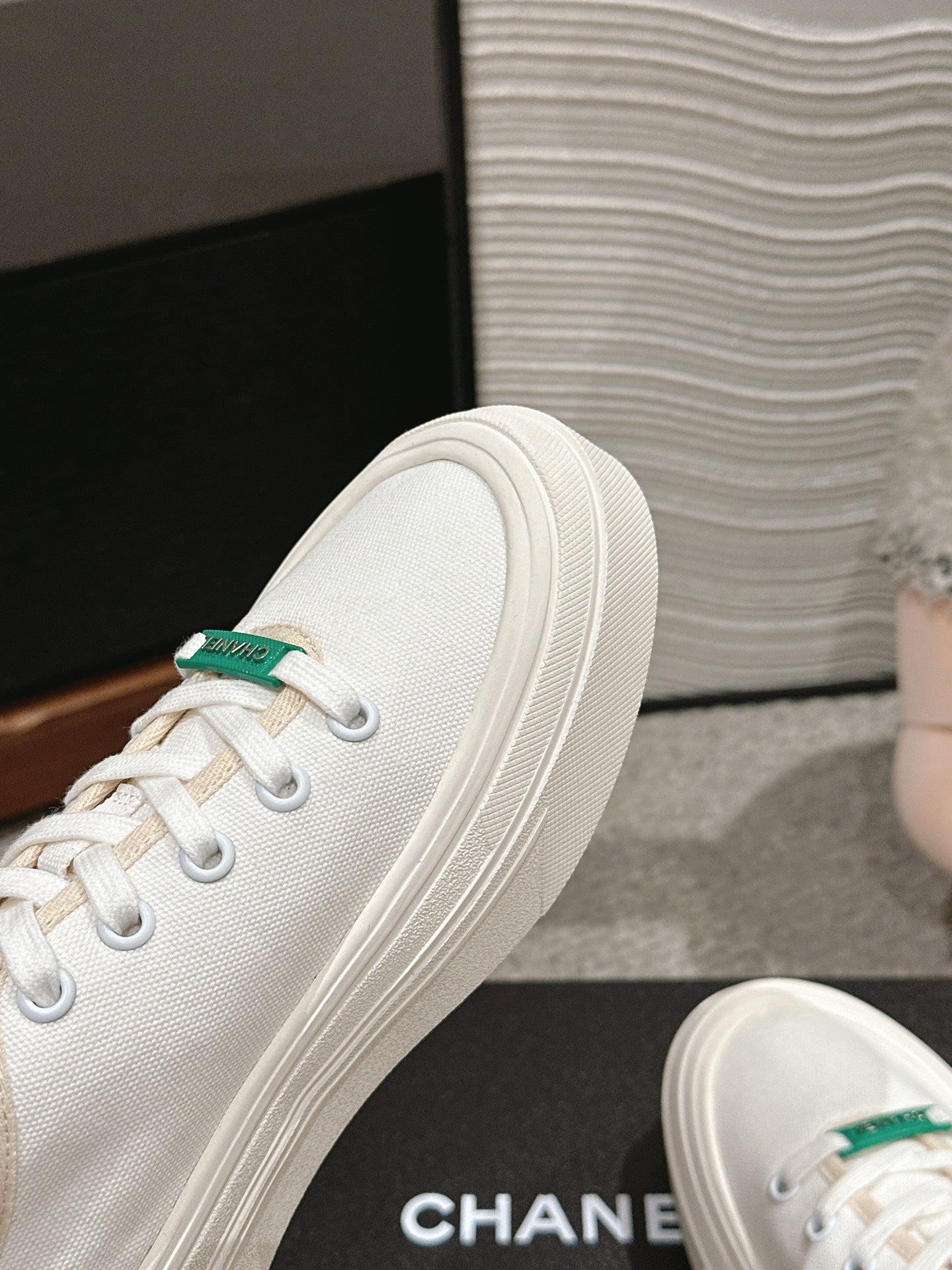 LACE-UP SNEAKERS IN WHITE CANVAS