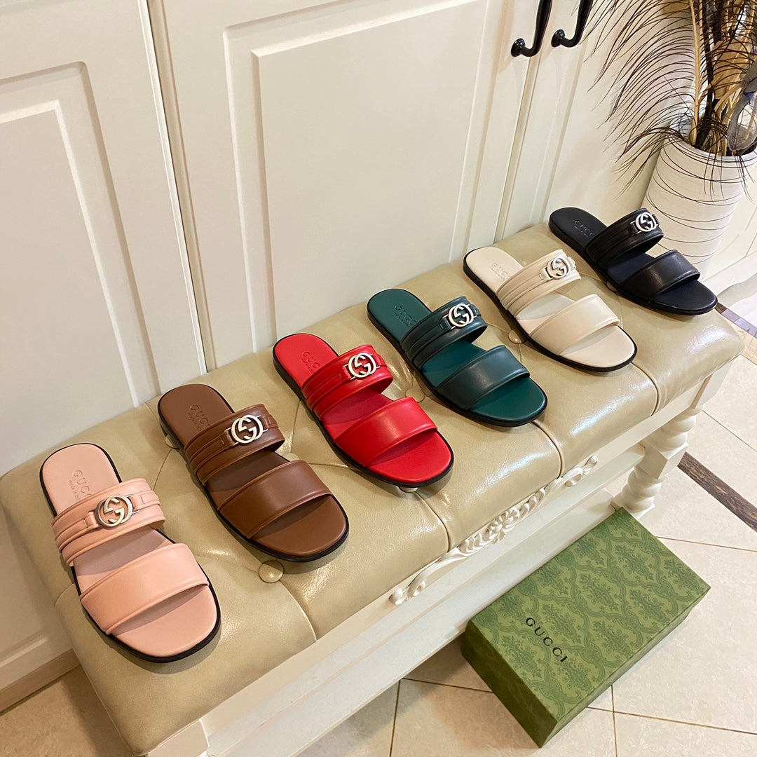 GG SANDAL WITH ROUND INTERLOCKING G IN BLACK CALFSKIN