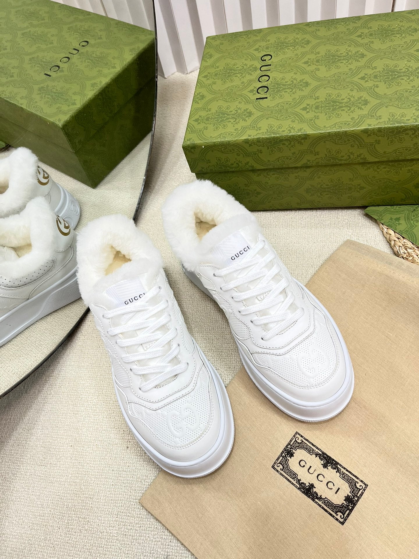 SNEAKER IN RICE WHITE CALFSKIN AND LAMB WOOL LINING