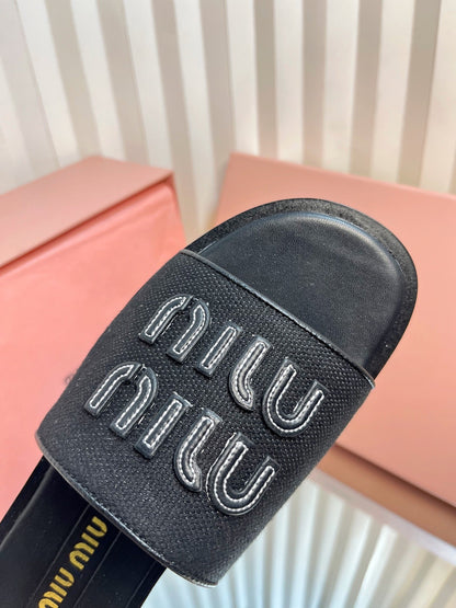 SLIDES SANDALS IN BLACK STRAW WOVEN