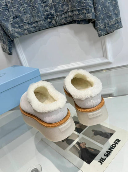 TRIANGLE LOGO MULES IN WHITE SUEDE AND SHEARLING LINING