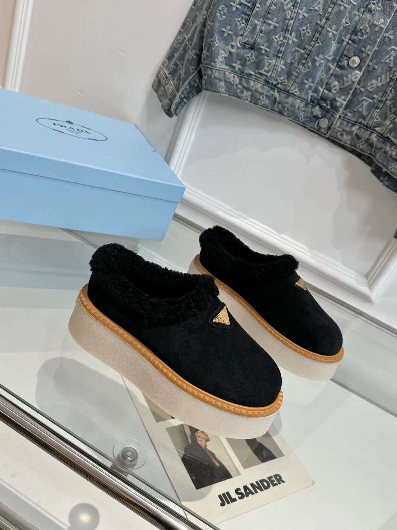 TRIANGLE LOGO MULES IN BLACK SUEDE AND SHEARLING LINING