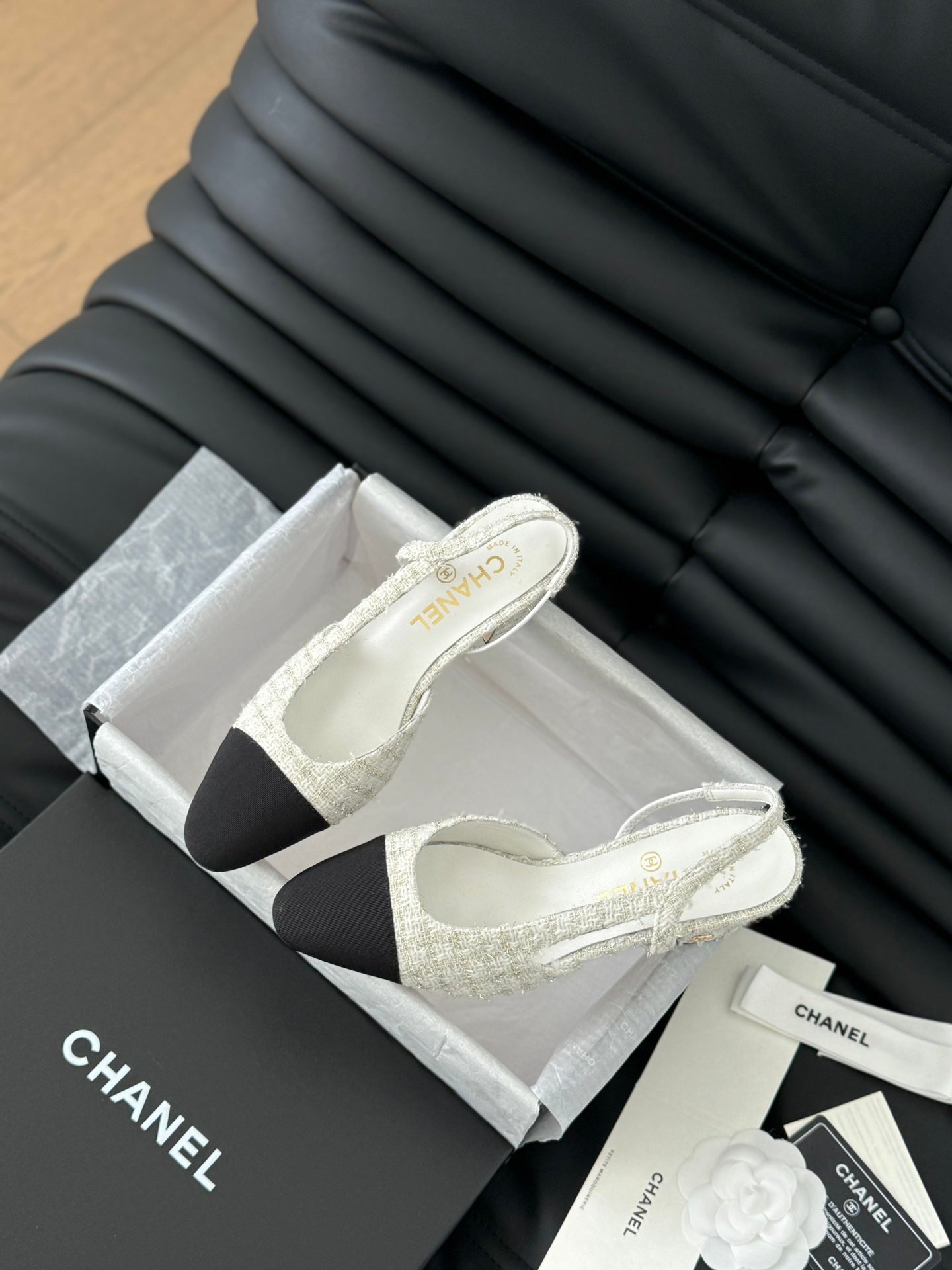 HIGH SLINGBACK IN WHITE TWEED AND BLACK LAMBSKIN