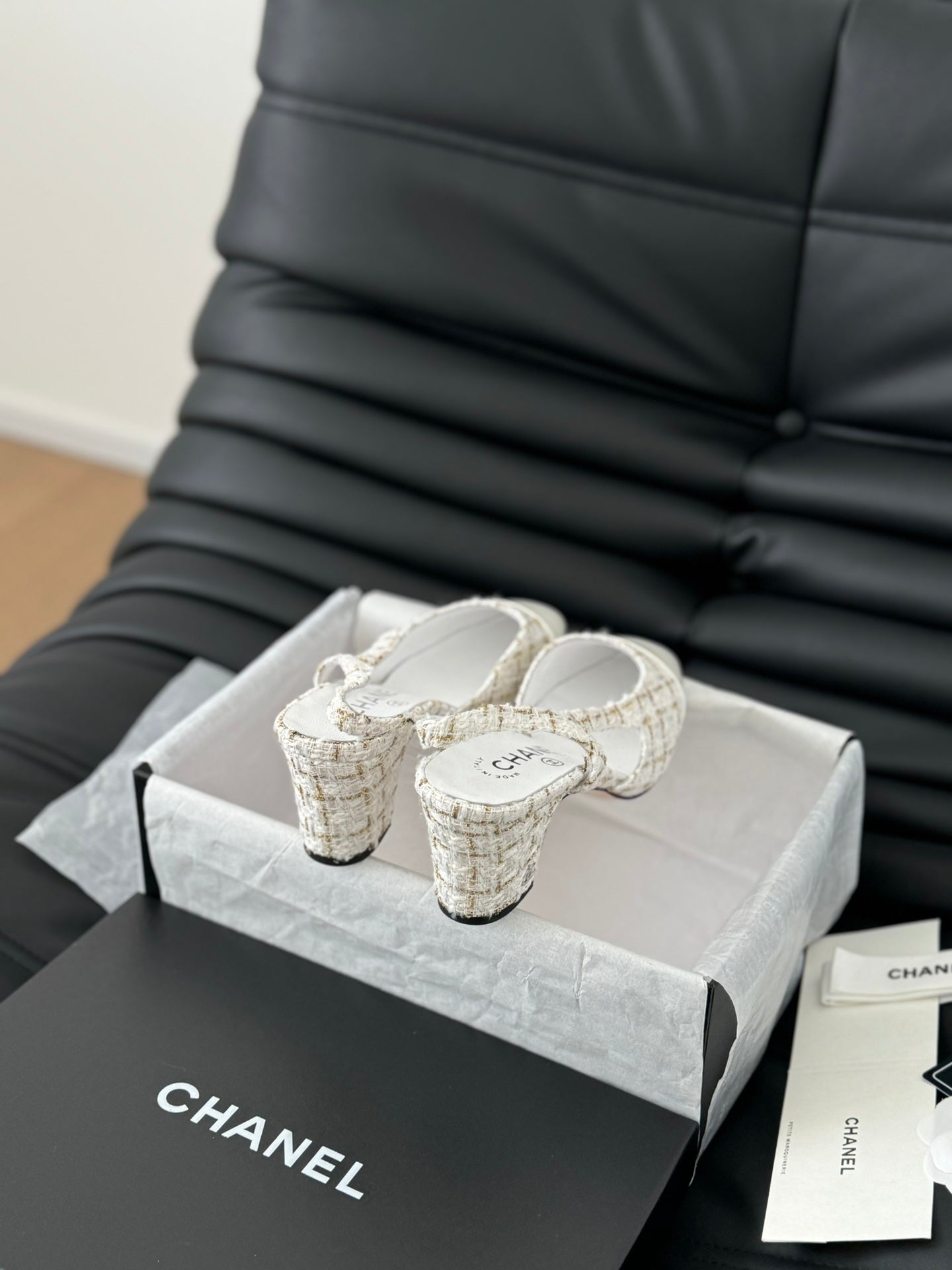 HIGH SLINGBACK IN WHITE TWEED AND LAMBSKIN