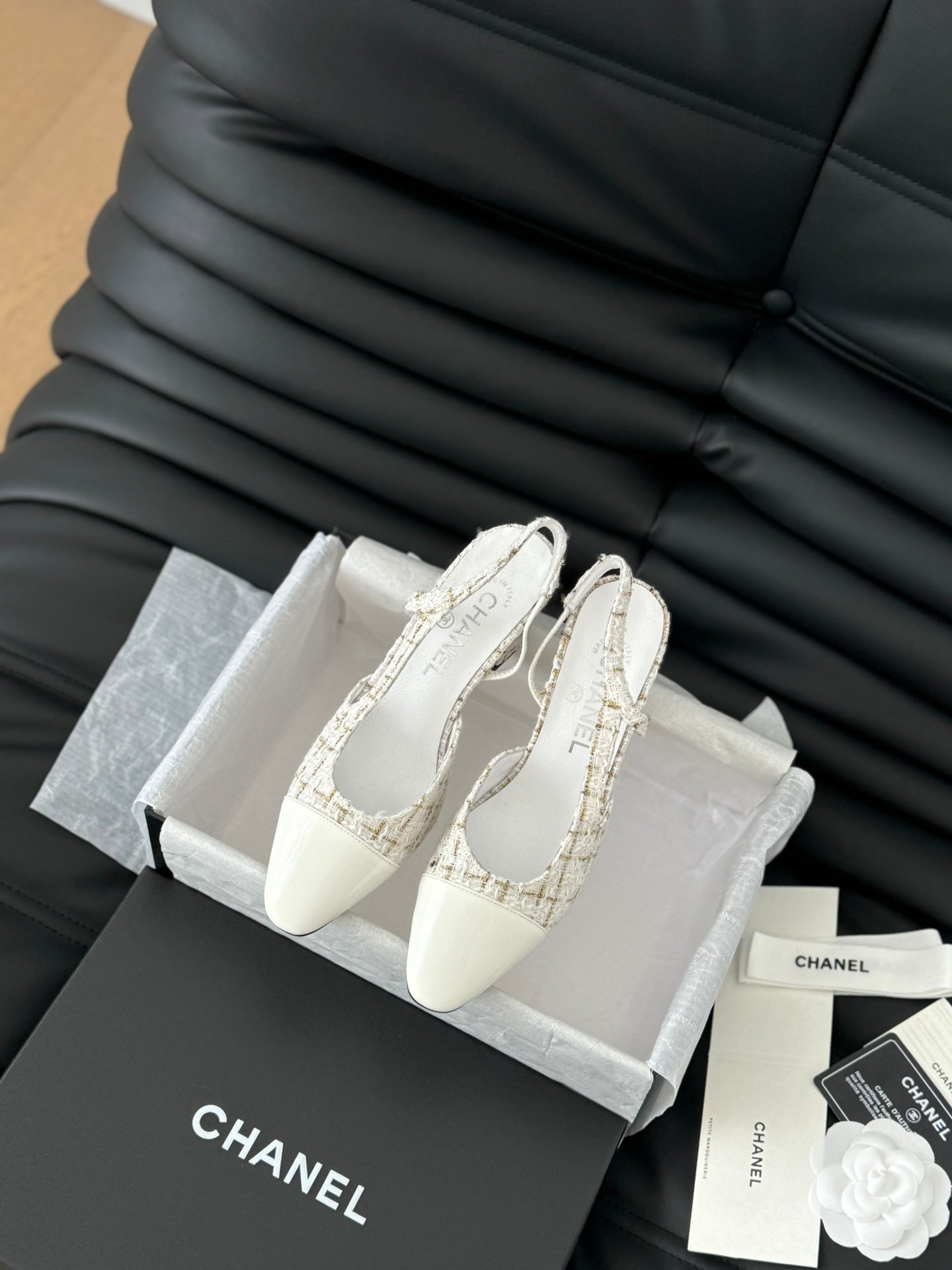 HIGH SLINGBACK IN WHITE TWEED AND LAMBSKIN