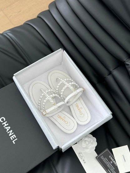 MULE SLIPPERS WITH PEARL CHAIN IN WHITE LAMBSKIN