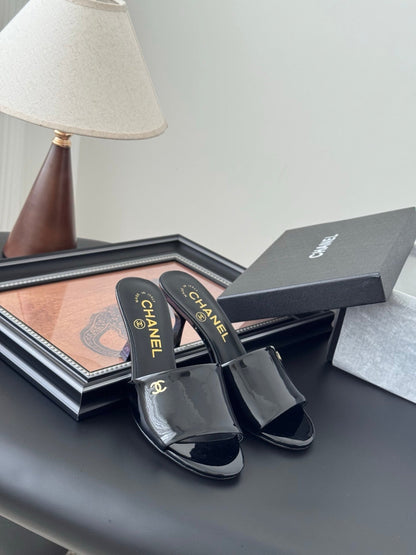 HIGH HEELS IN BLACK GLOSSY LEATHER