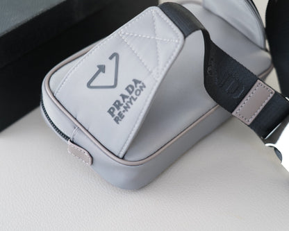 SHOULDER BAG 22 IN OSLO GREY RE-NYLON BLACK STRAP