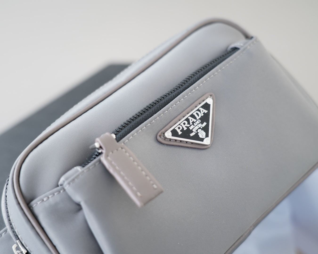 SHOULDER BAG 22 IN OSLO GREY RE-NYLON BLACK STRAP