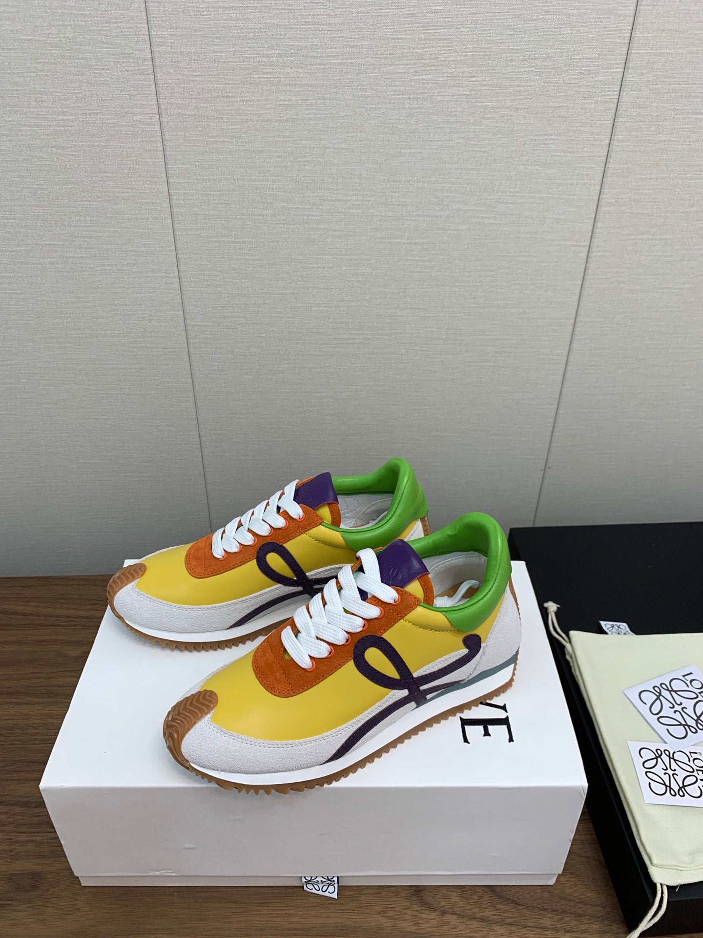 LW FLOW RUNNER SNEAKER LEMON-BRICK SUEDE