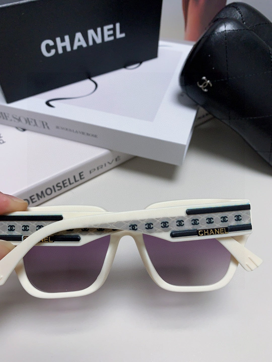 SQUARE SUNGLASSES 632696 IN WHITE ACETATE