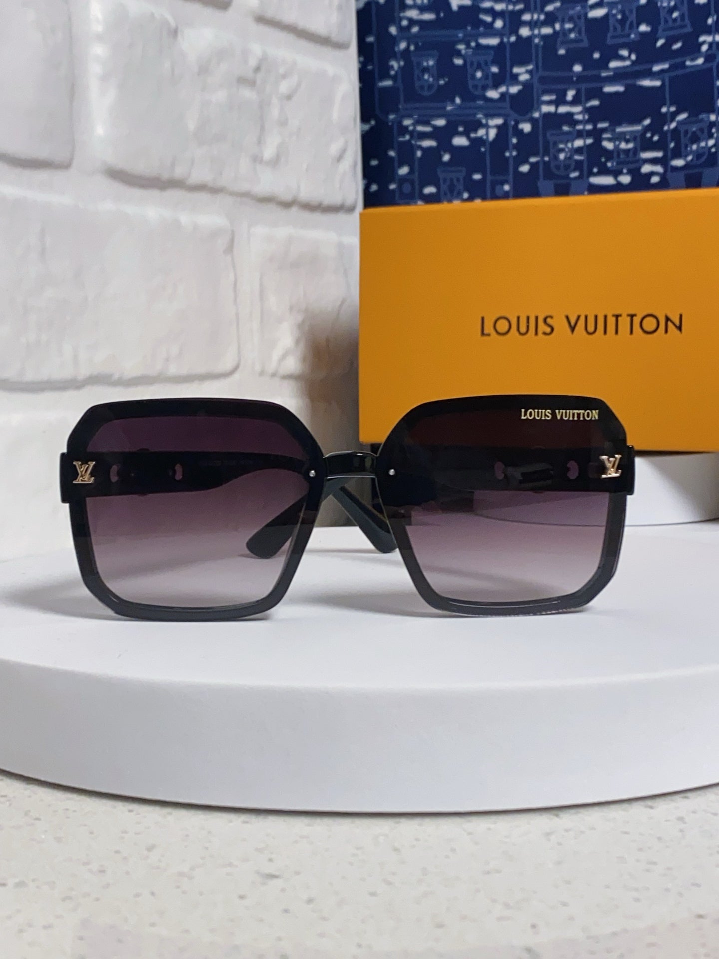SQUARE SUNGLASSES 573320 IN BROWN ACETATE BLACK SMOKE LENS