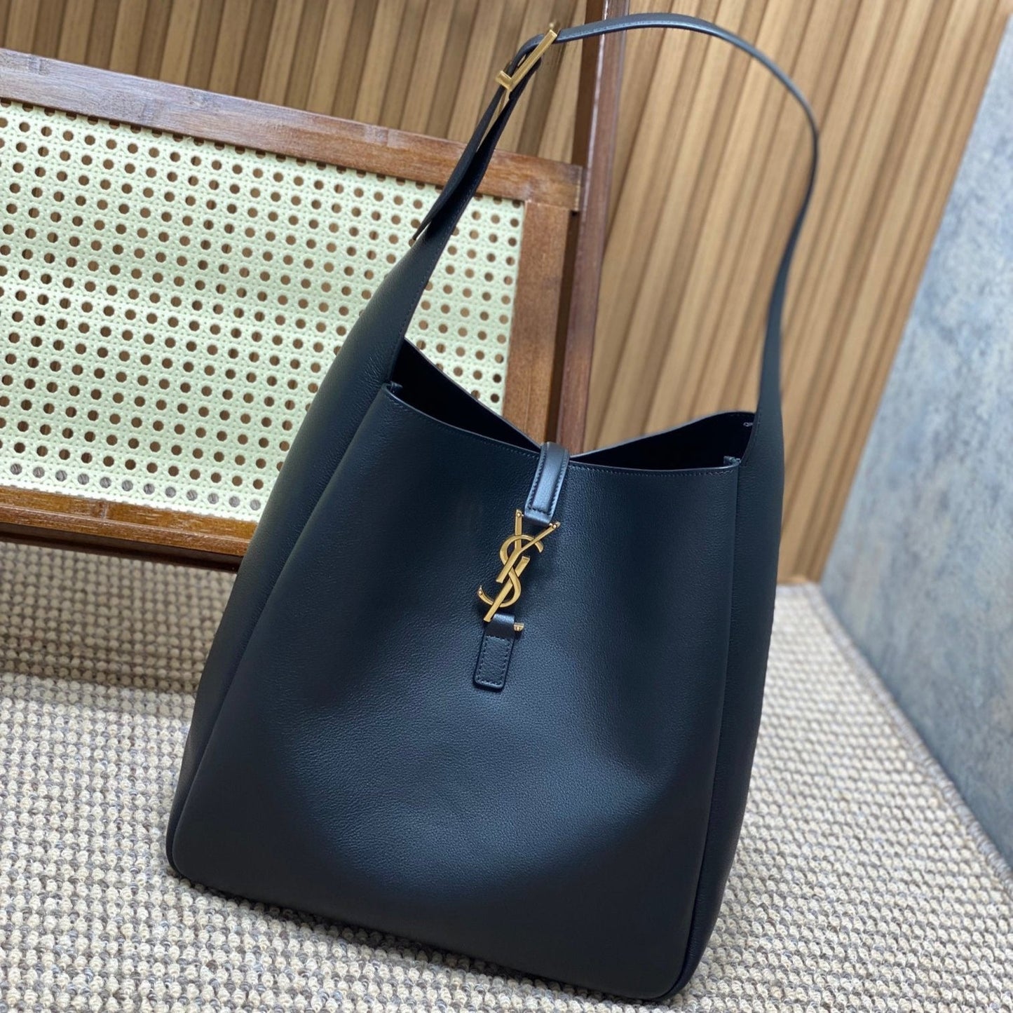 LE 5 À 7 LARGE SUPPLE BAG 31 IN NAVY BLUE CALFSKIN
