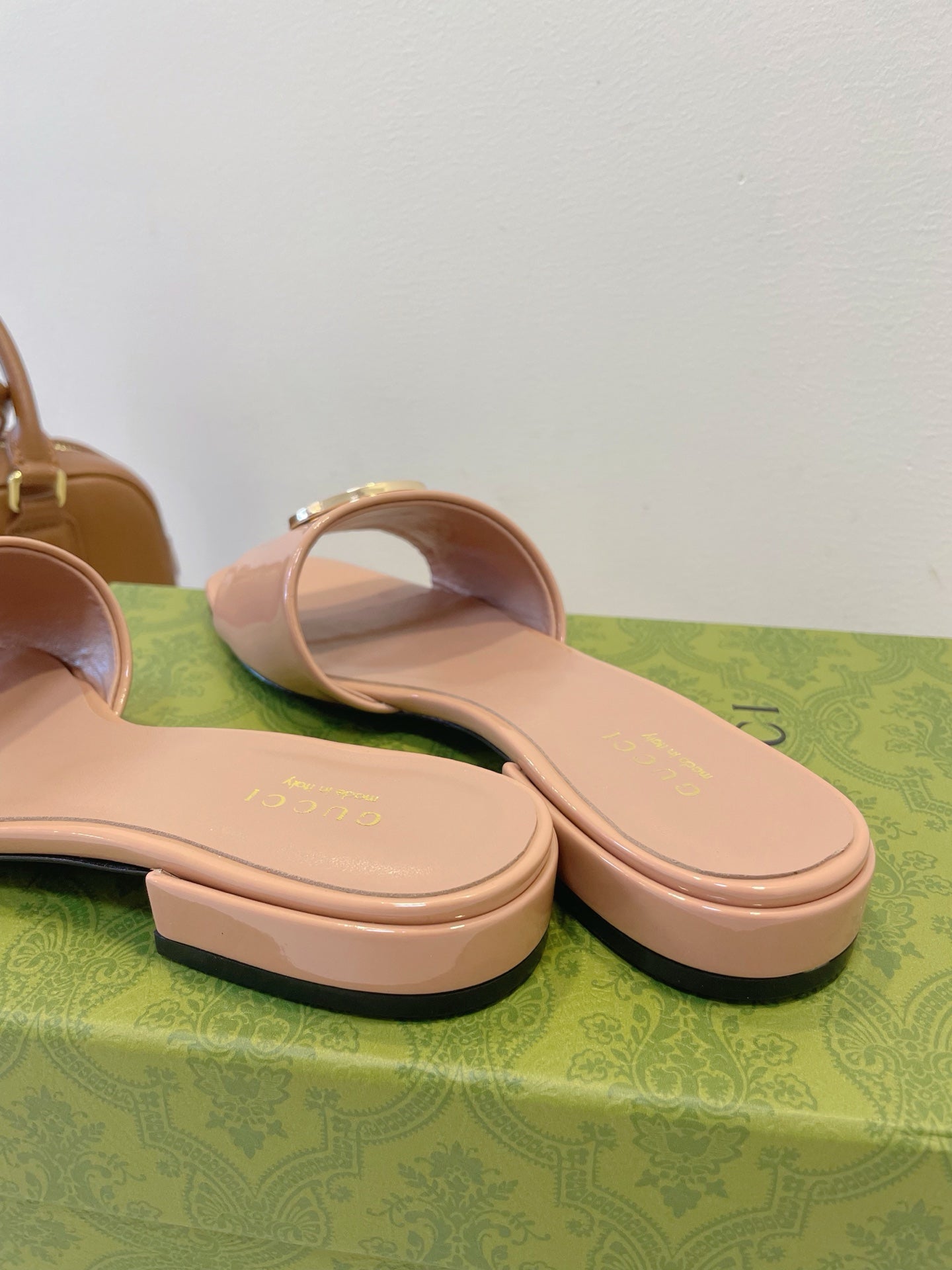 SLIDE SANDALS IN DESERT SAND GLOSSY SHEEPSKIN ENAMELLED ROUND INTERLOCKING G