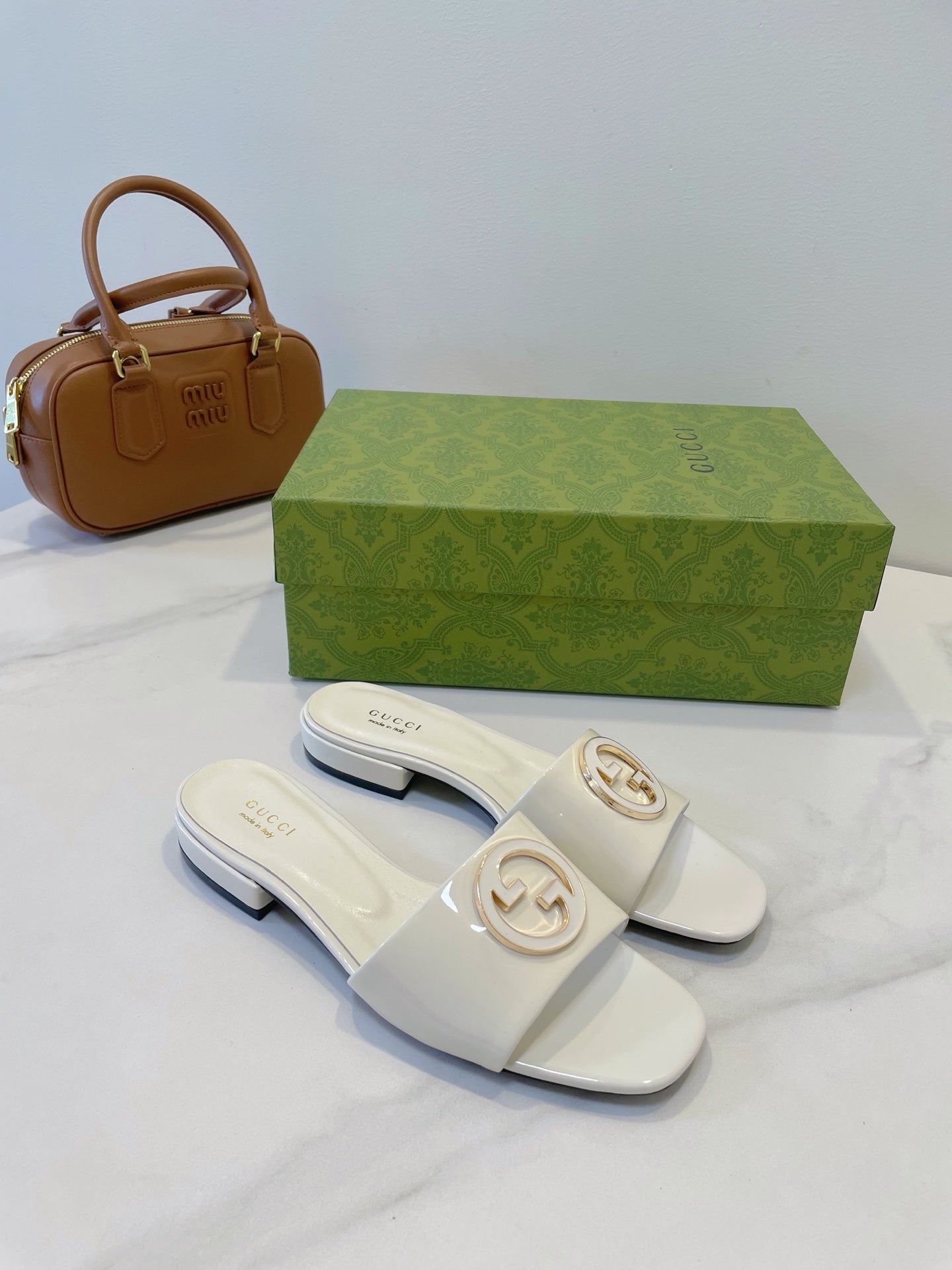 SLIDE SANDALS IN WHITE GLOSSY SHEEPSKIN ENAMELLED ROUND INTERLOCKING G