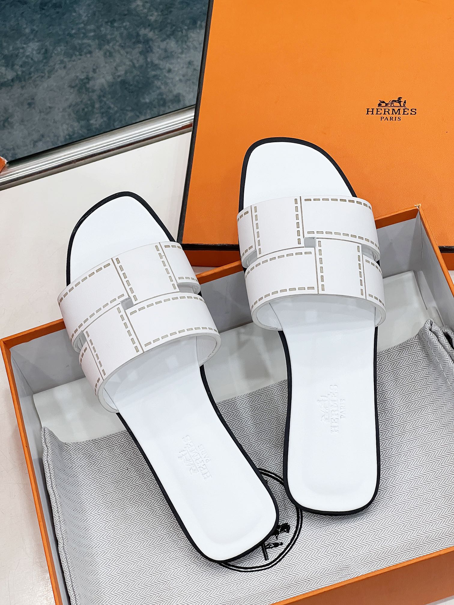 IDIOMA SANDAL IN WHITE CALFSKIN