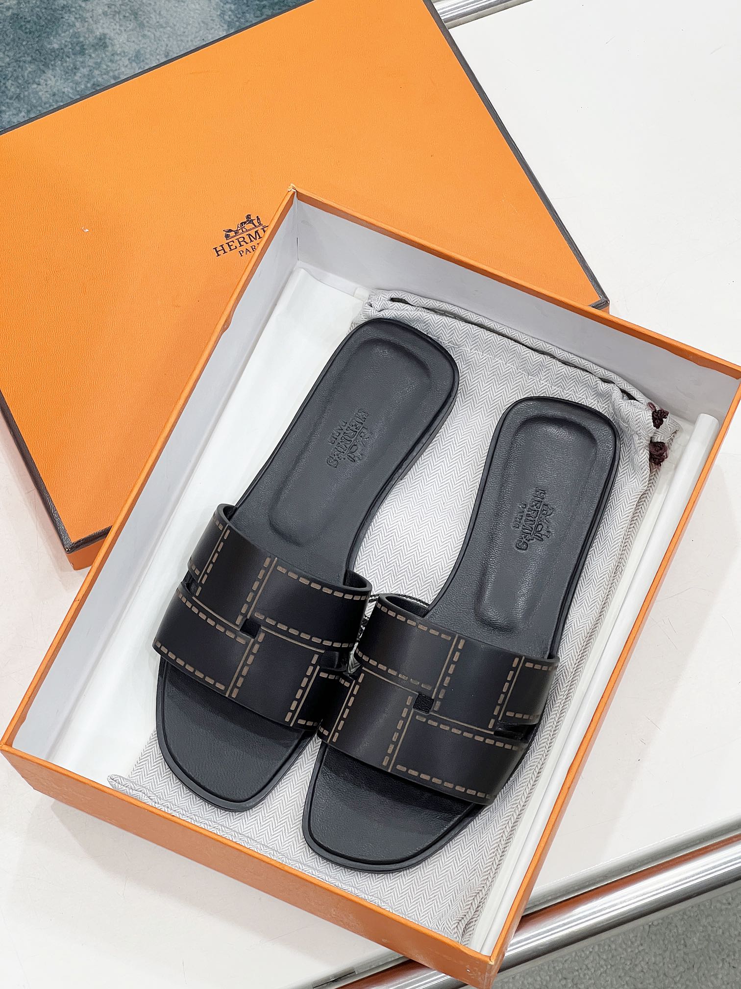 IDIOMA SANDAL IN BLACK CALFSKIN