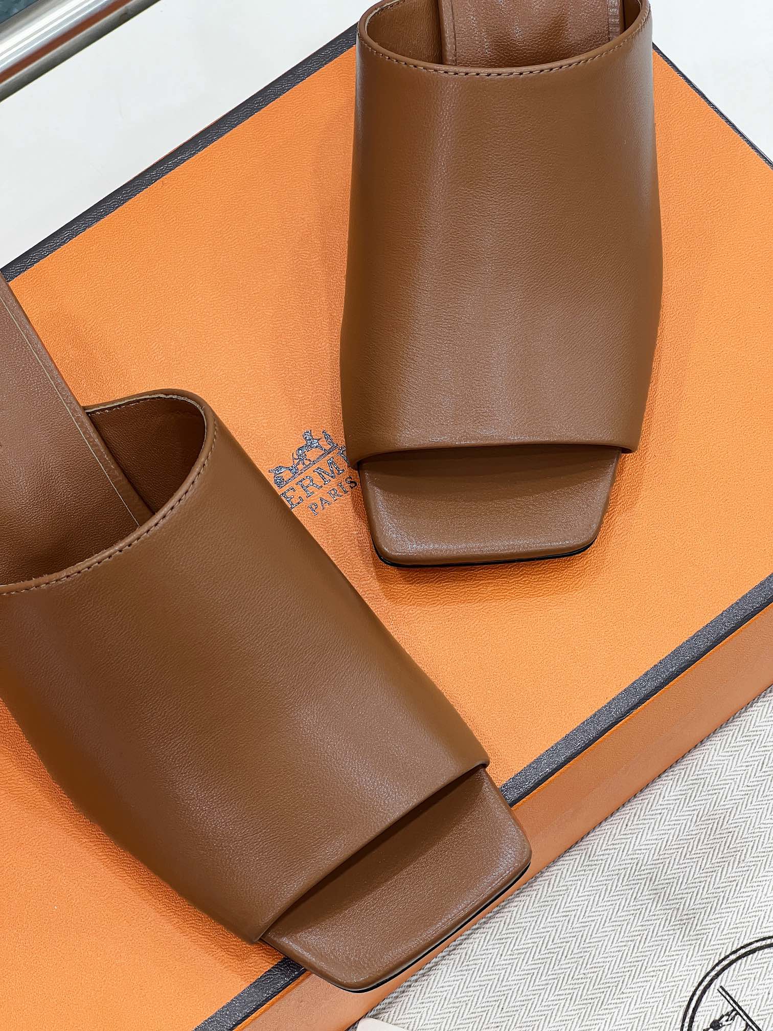 ICONIQUE 60 SANDAL IN BRONZE BROWN CALFSKIN