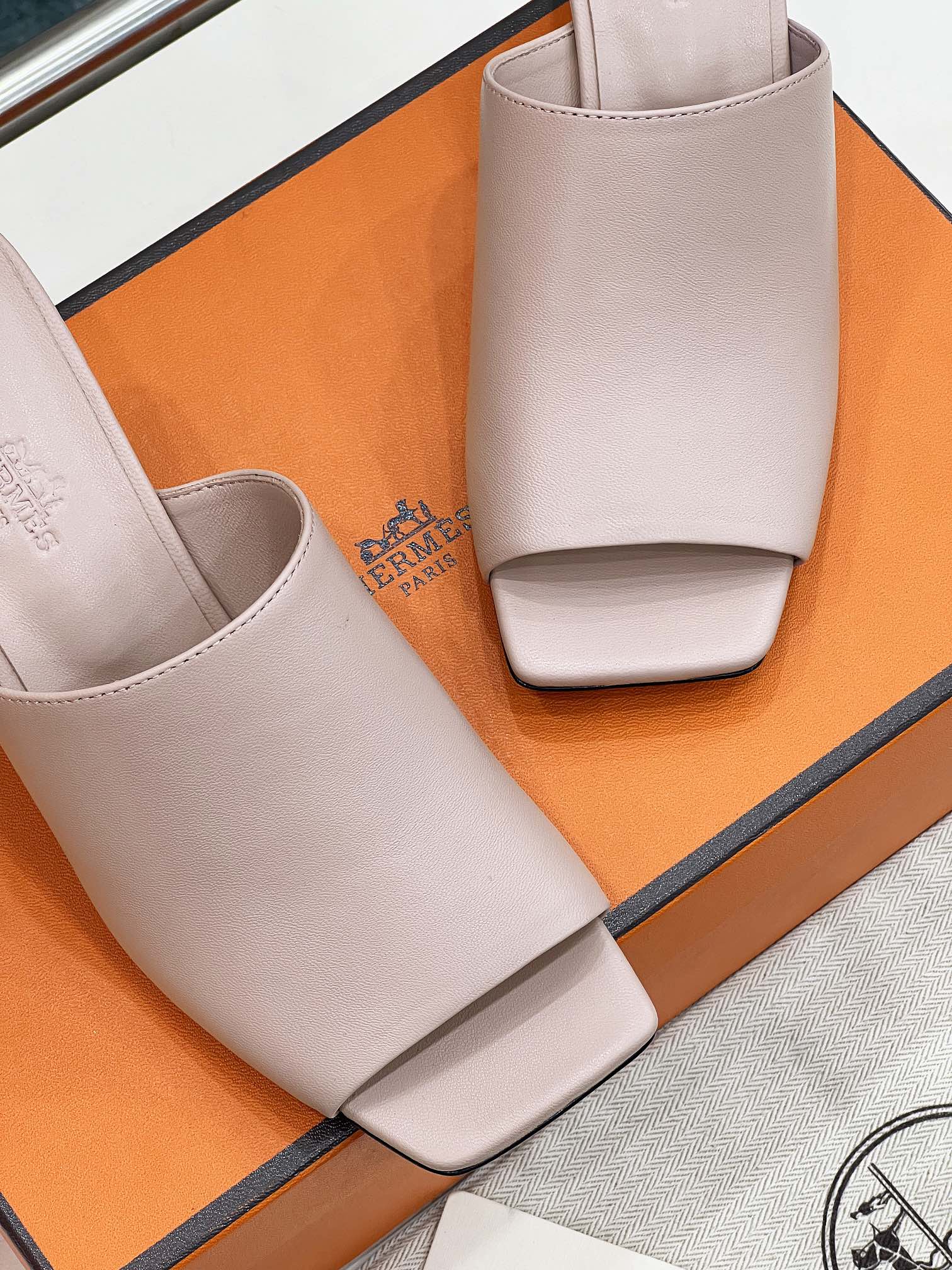 ICONIQUE 60 SANDAL IN BABY PINK CALFSKIN