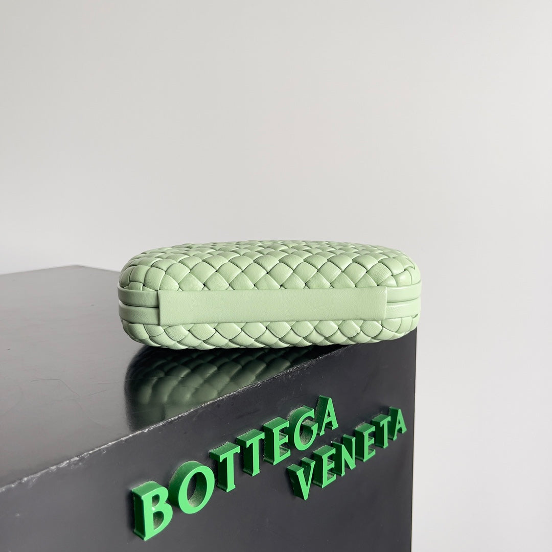KNOT CHAIN CLUTCH 20.5 IN LIGHT GREEN LAMBSKIN