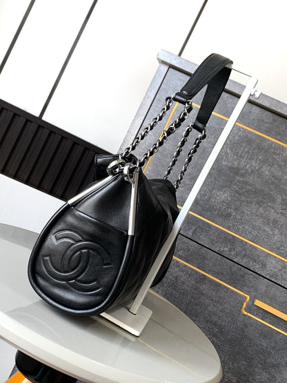 SHOULDER BAG 30 IN BLACK SOFT LAMBSKIN EMBOSSED LOGO SILVER HARDWARE