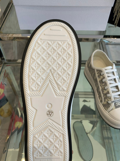 WALK'N PLATFORM SNEAKER IN DOLPHIN GRAY EMBROIDERY ICONIC PATTERNS FABRIC