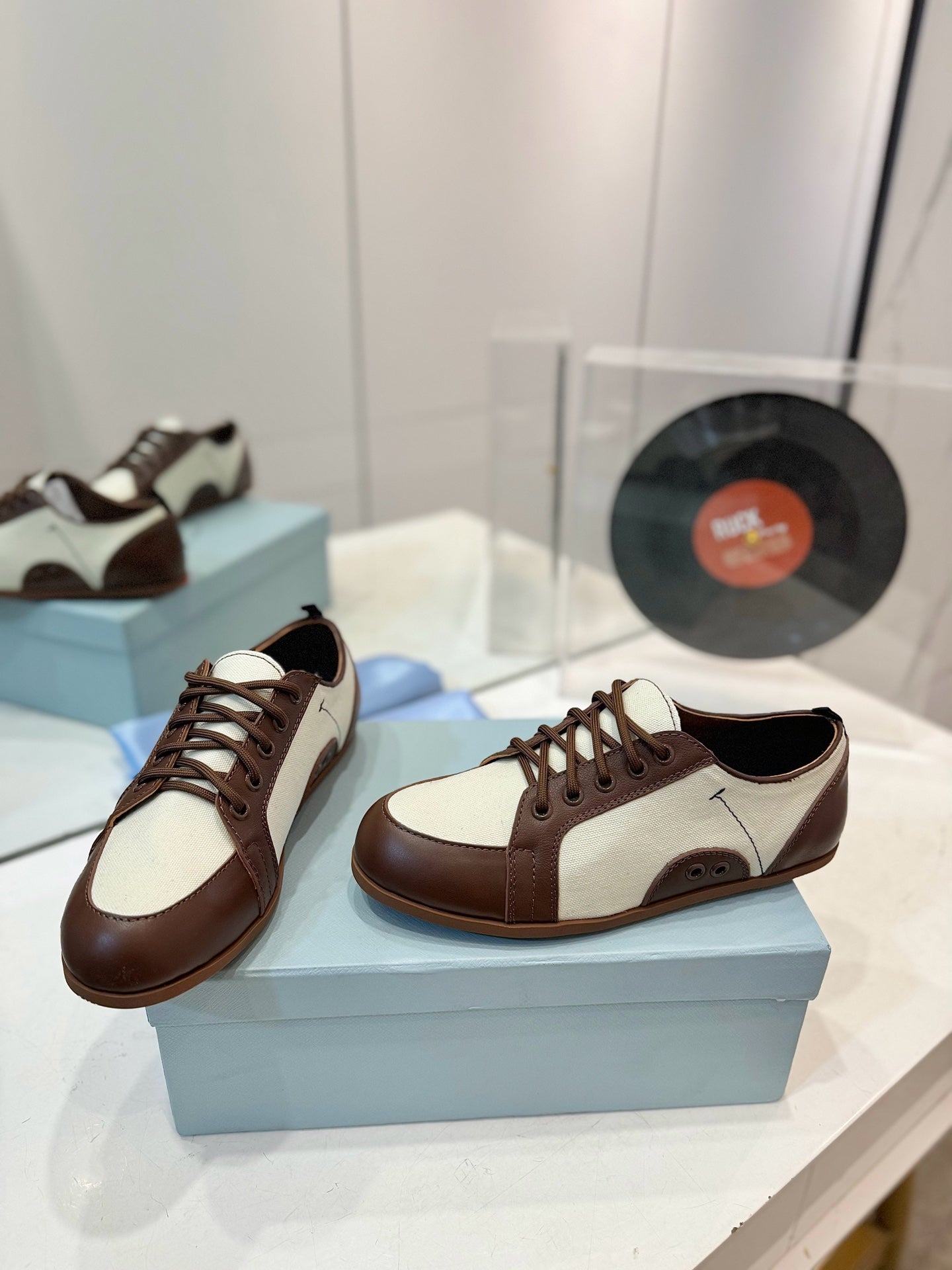 SNEAKERS IN BROWN LAMBSKIN AND WHITE CANVAS
