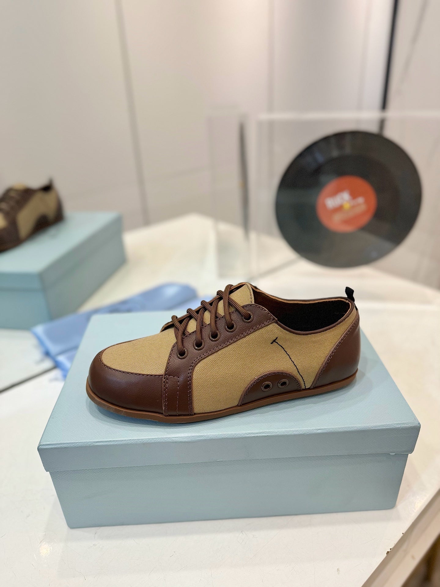 SNEAKERS IN BROWN LAMBSKIN AND BEIGE CANVAS