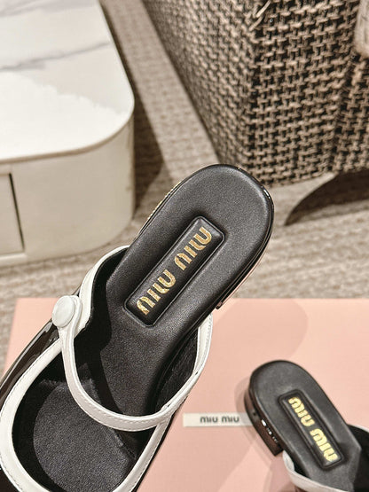 FLAT MULE IN BLACK AND WHITE PATENT CALFSKIN