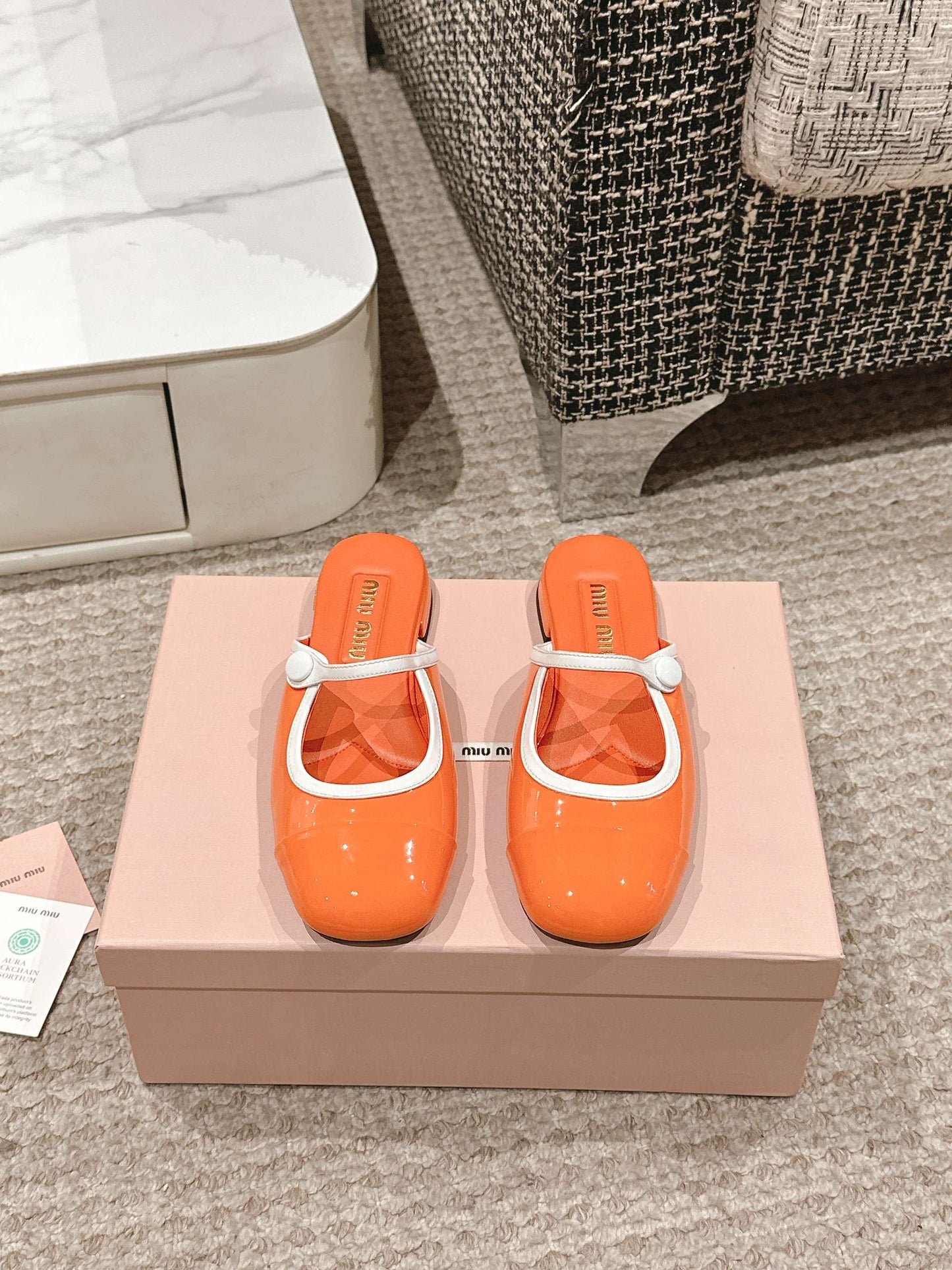 FLAT MULE IN VIVID ORANGE PATENT CALFSKIN