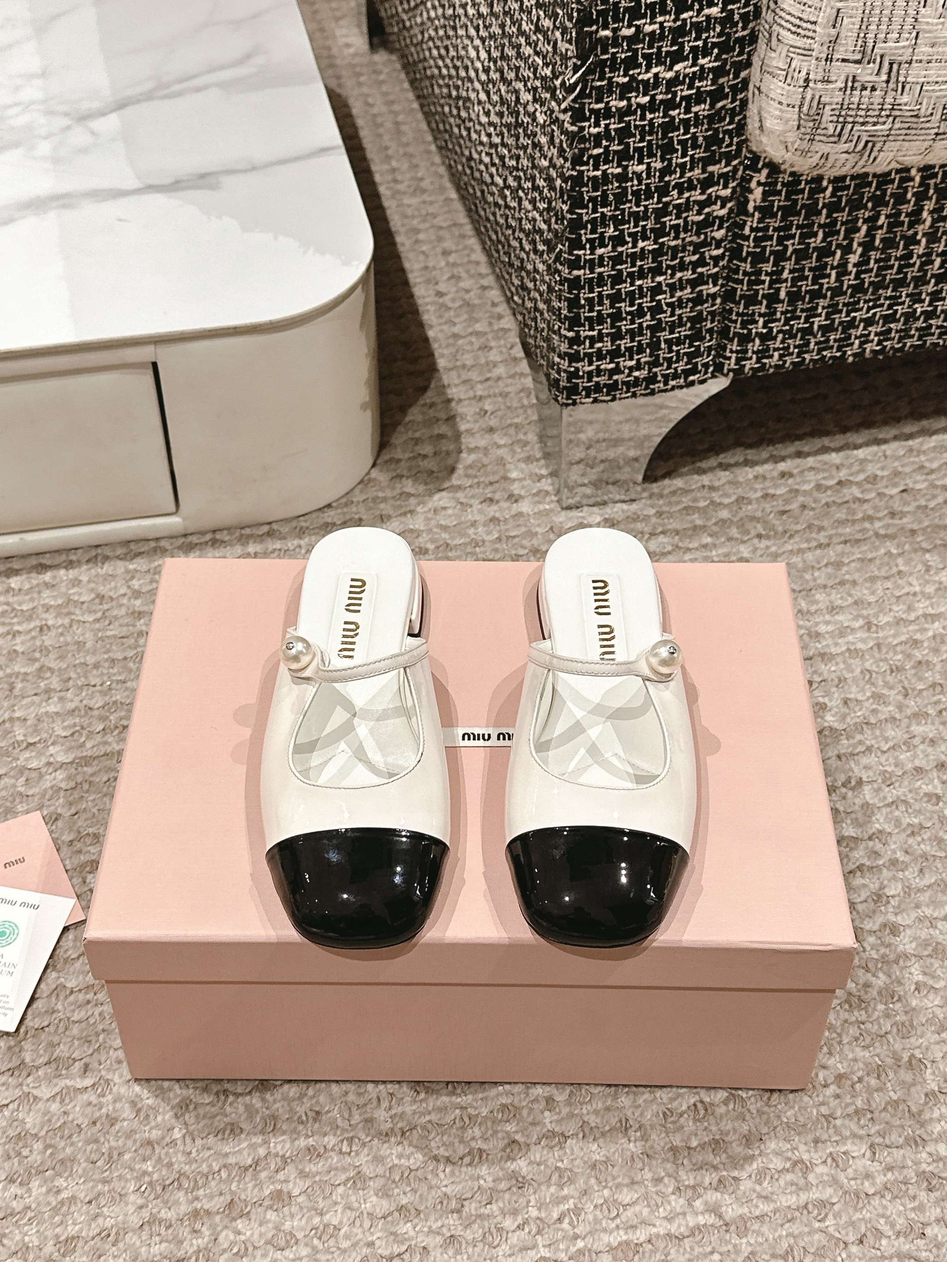 FLAT MULE IN WHITE MIX BLACK PATENT CALFSKIN