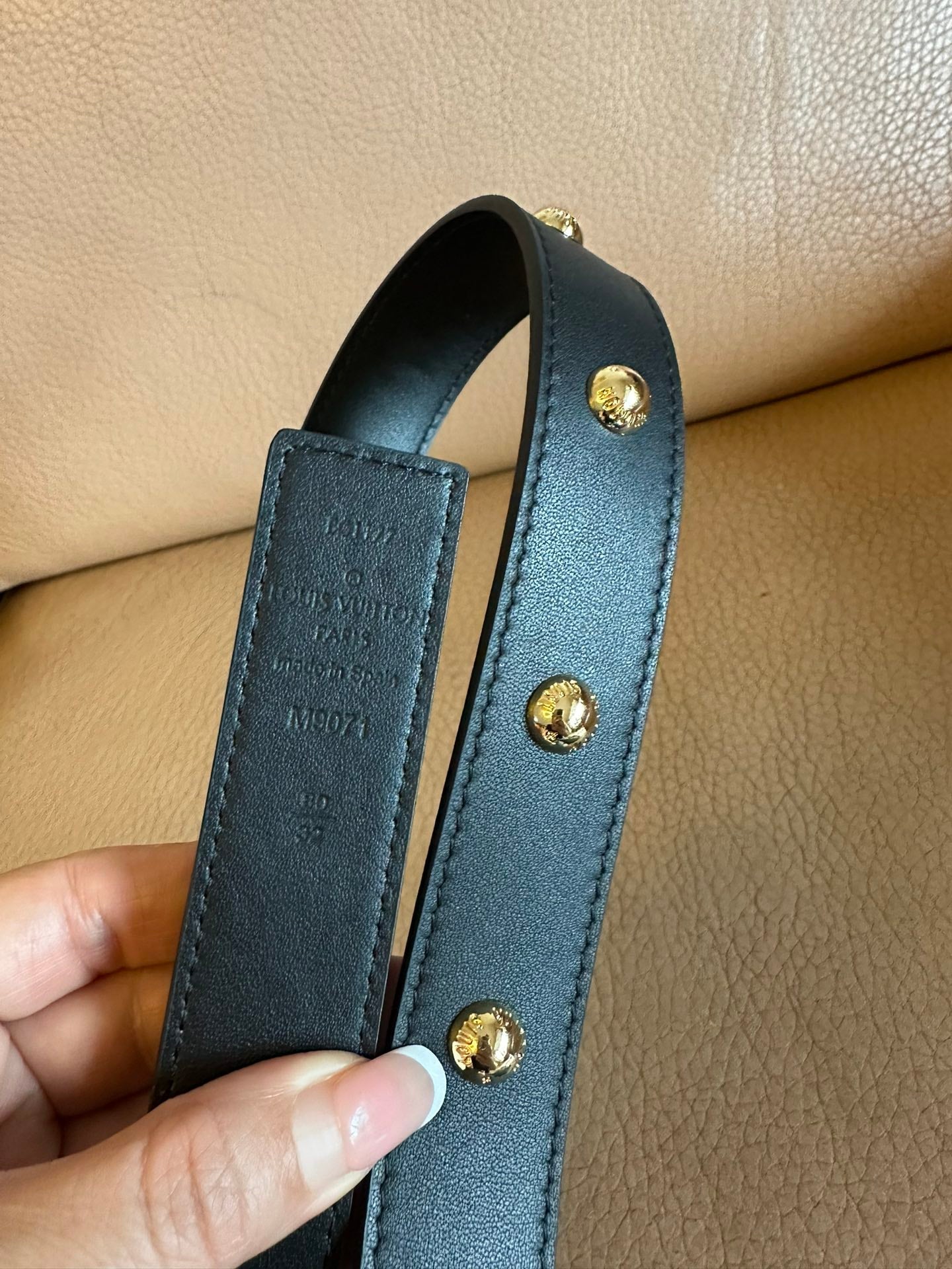 LV INITIALES STUDS 30 MM REVERSIBLE BELT IN BLACK CALFSKIN GOLD HARDWARE
