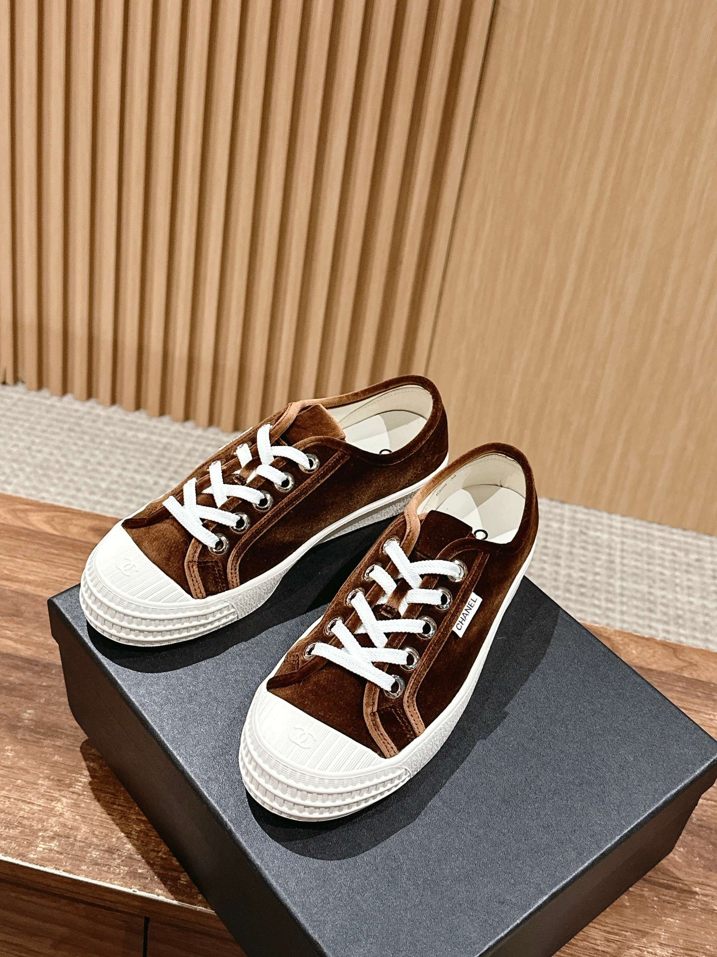 CONVERSE SNEAKER IN PENNY BROWN VELVET