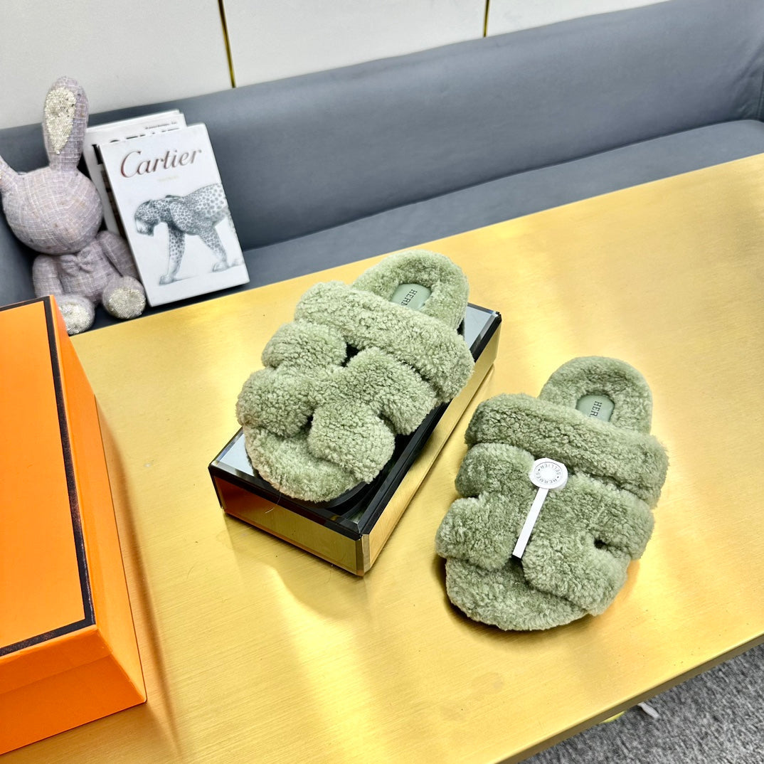 CHYPRE SANDAL IN JADE GREEN SHEARLING