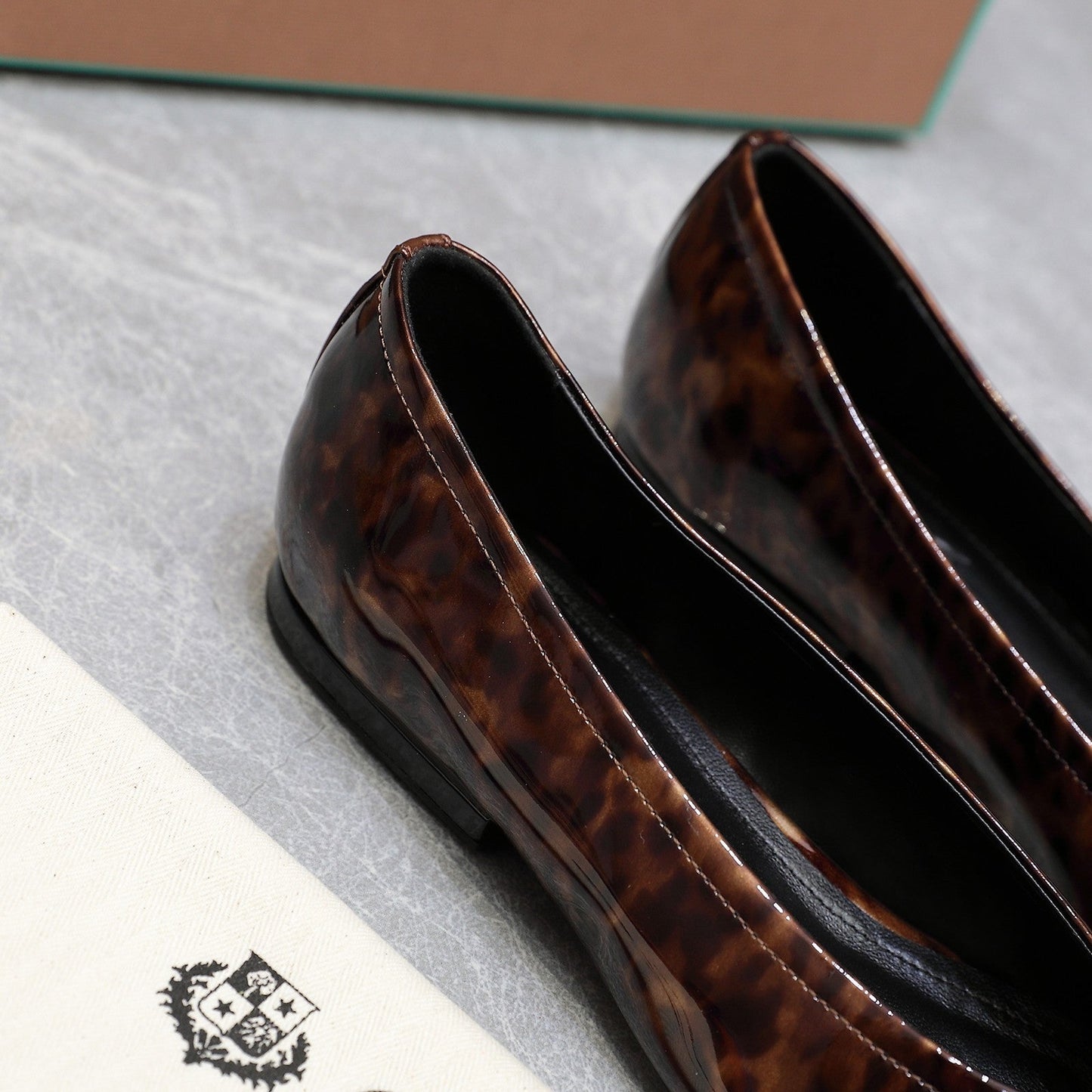 CLASSIC BALLET SHOES IN LEOPARD PRINT GLOSSY LEATHER