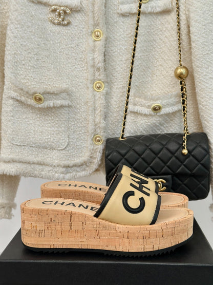 THICK SOLE LETTER SLIPPERS IN DARK CREAM SHEEPSKIN