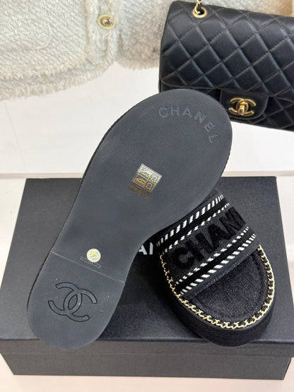 THICK SOLE WEDGE SLIPPERS IN BLACK DENIM FABRIC