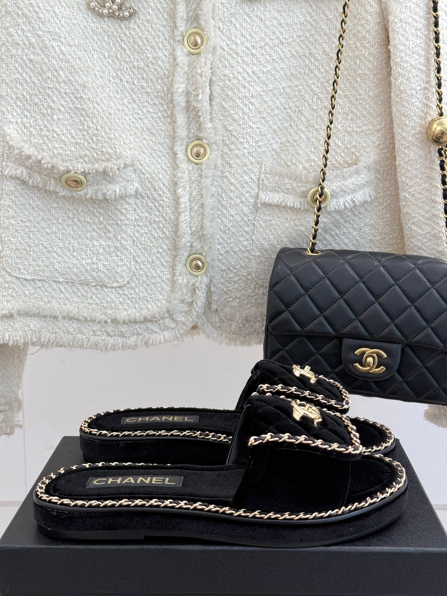 FLAT CHAIN HEART SLIPPER IN BLACK VELVET