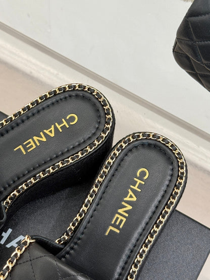 THICK-SOLED CHAIN HEART SLIPPER IN BLACK LAMBSKIN