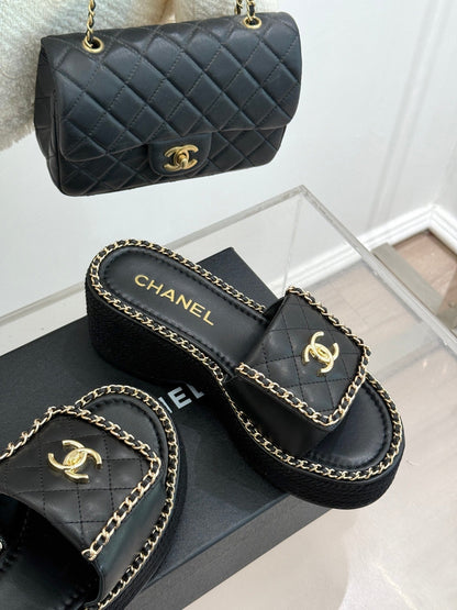 THICK-SOLED CHAIN HEART SLIPPER IN BLACK LAMBSKIN
