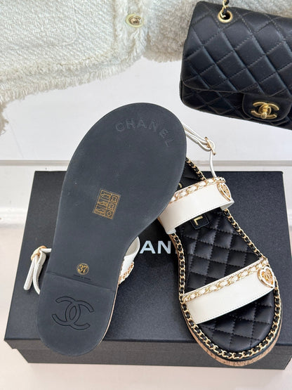 FLAT CHAIN HEART SANDAL IN WHITE LAMBSKIN