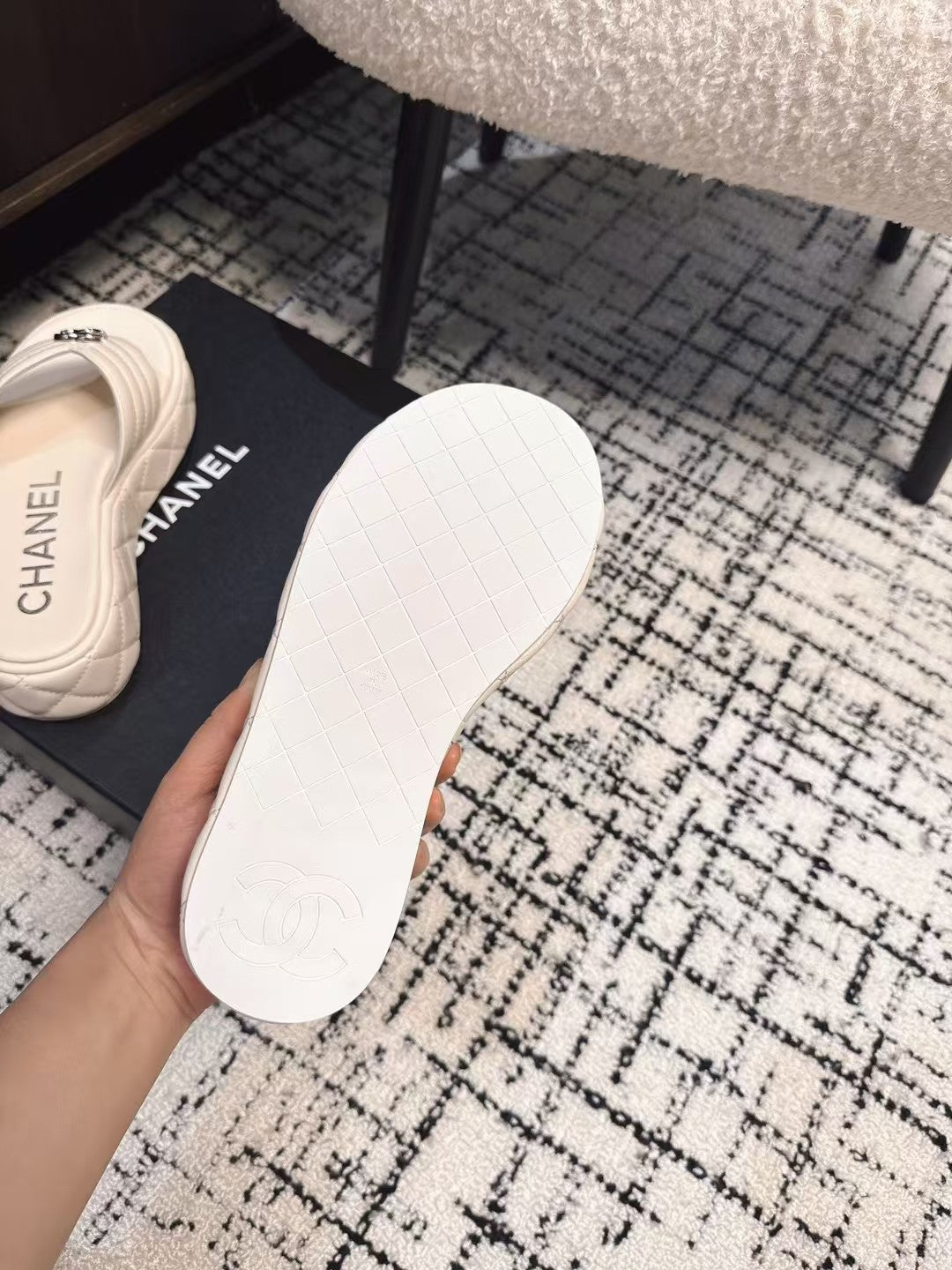 THICK-SOLED THONG SLIPPERS IN WHITE CALFSKIN