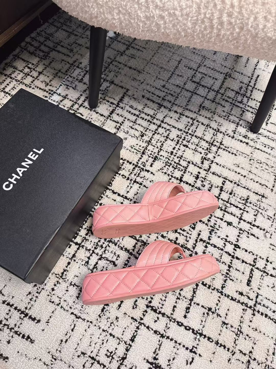 THICK-SOLED THONG SLIPPERS IN BRIGHT PINK CALFSKIN