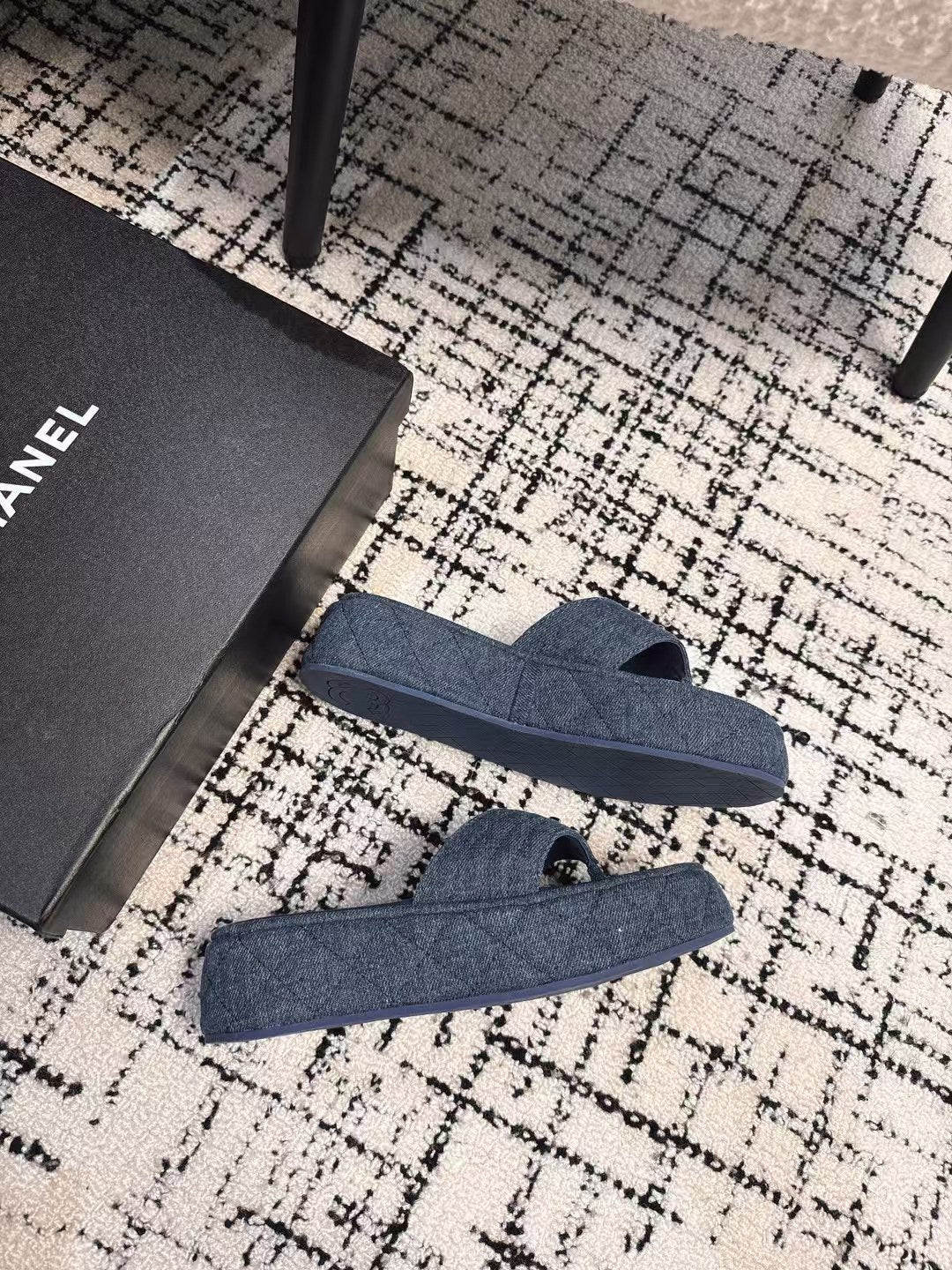 THICK-SOLED THONG SLIPPERS IN NAVY BLUE DENIM