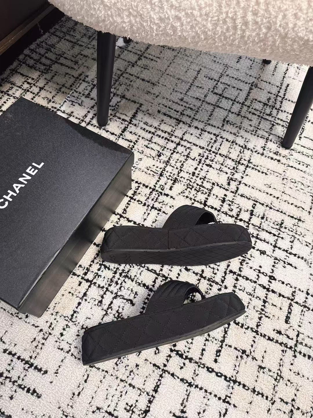 THICK-SOLED THONG SLIPPERS IN BLACK DENIM