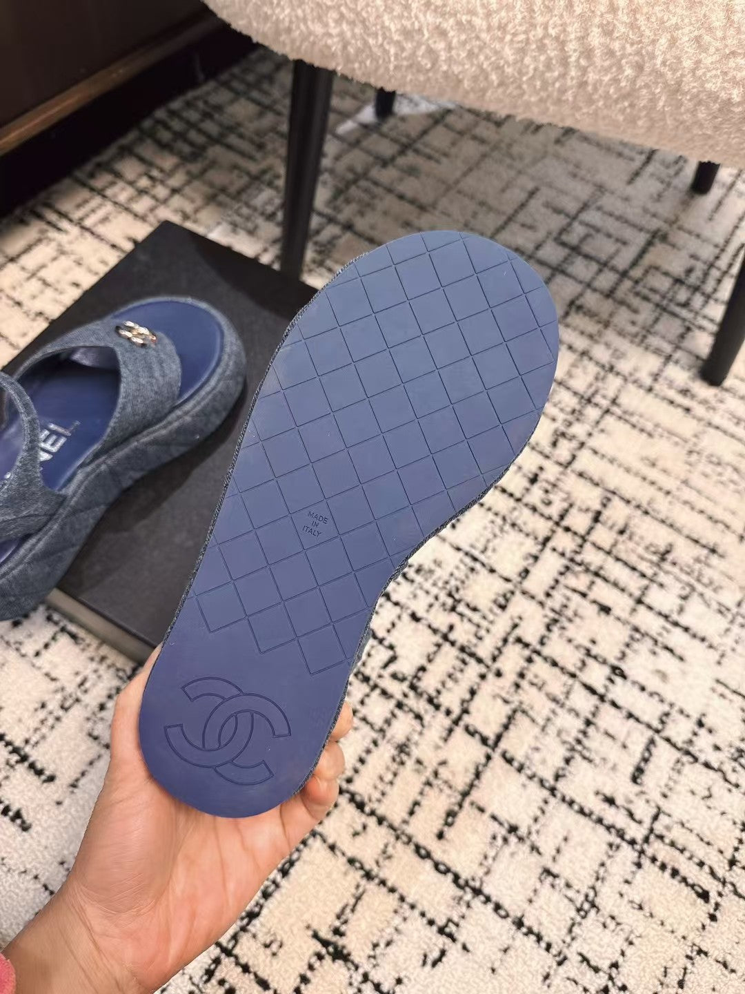 THICK-SOLED THONG SANDAL IN NAVY BLUE DENIM